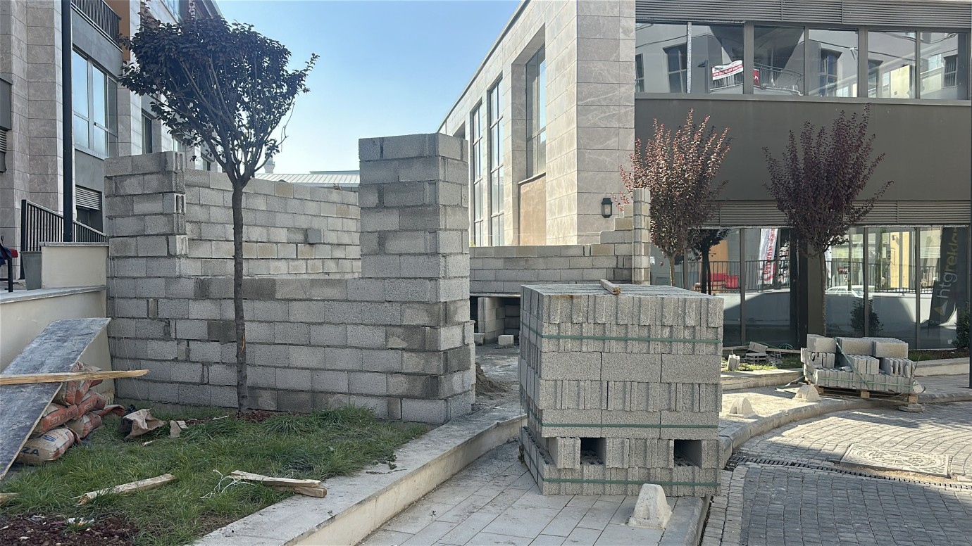 Yeşil alana yapılan muhtarlık binası yıkıldı