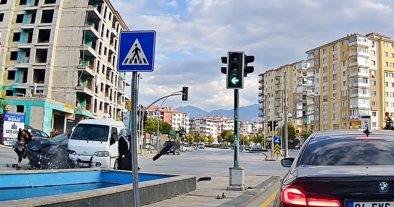 Minibüs ile otomobil çarpıştı: 1 yaralı
