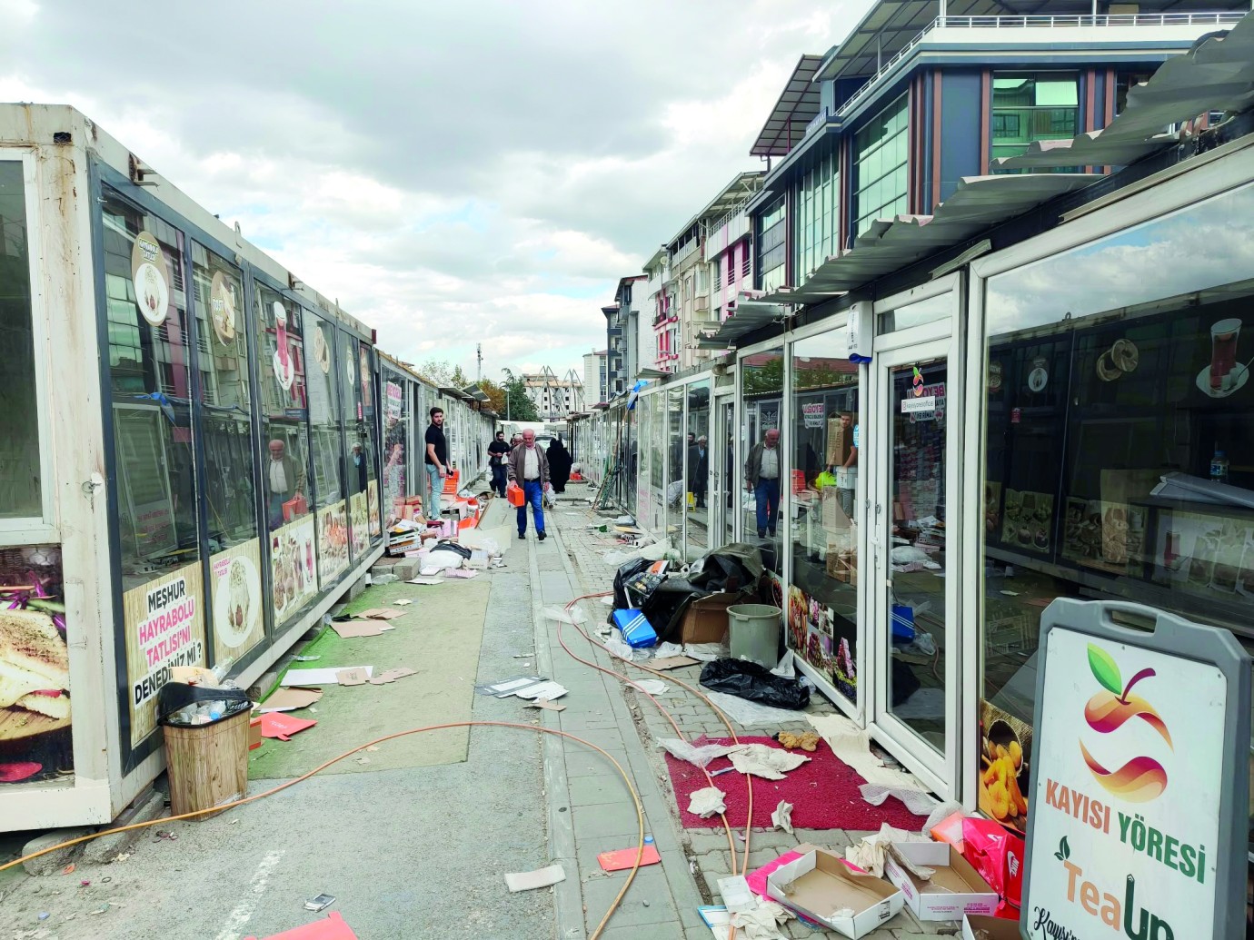 Dört Yıl Esnafa Yuva Oldu, Geride Atık Yığınları Kaldı