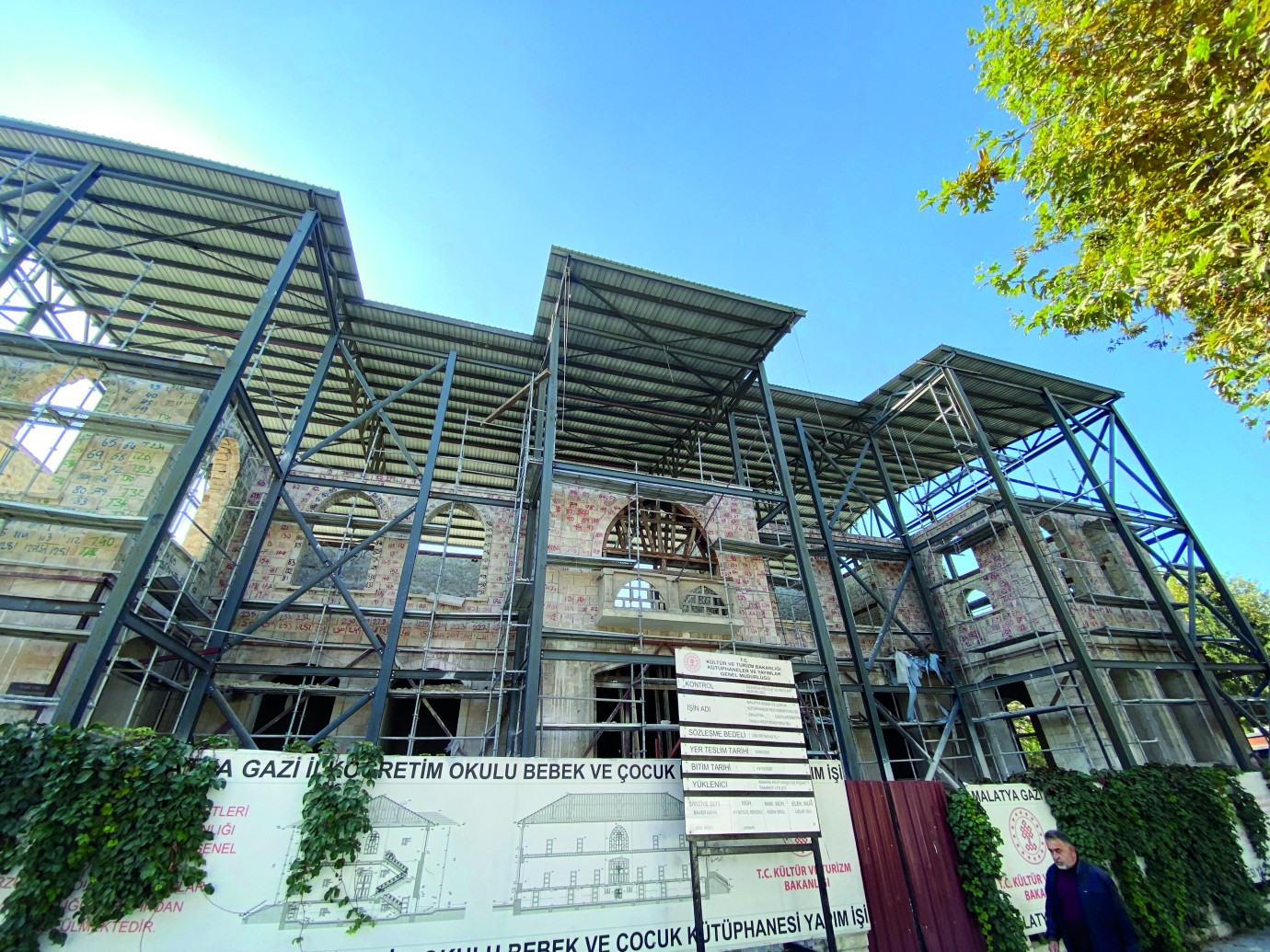 Tarihi Okuldan Kütüphaneye