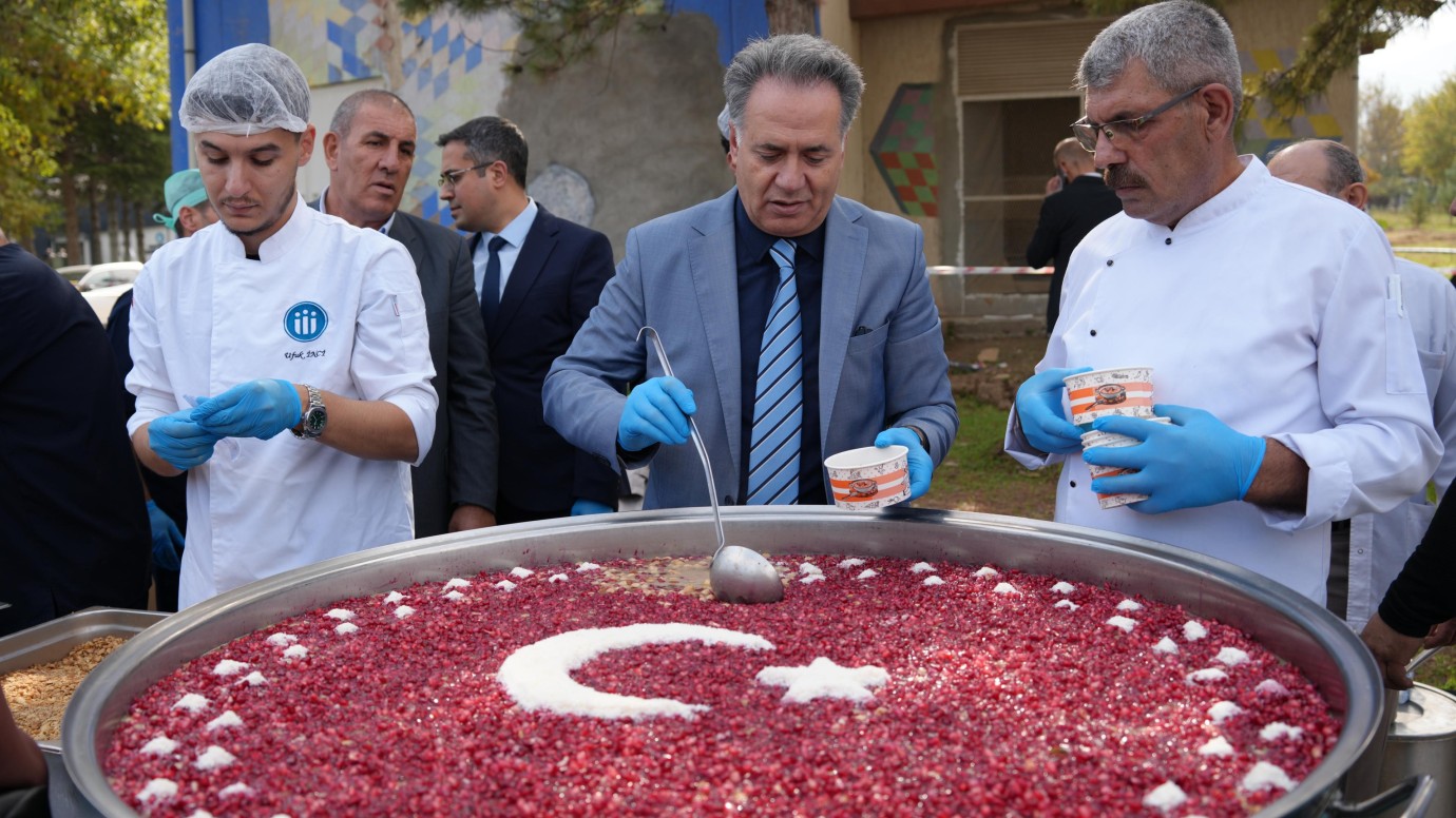 Dayanışma ve paylaşma ruhunu yansıtan aşure ikramı