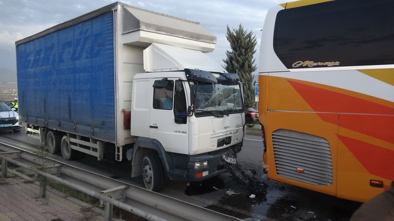 Yolcu otobüsü ile kamyon çarpıştı