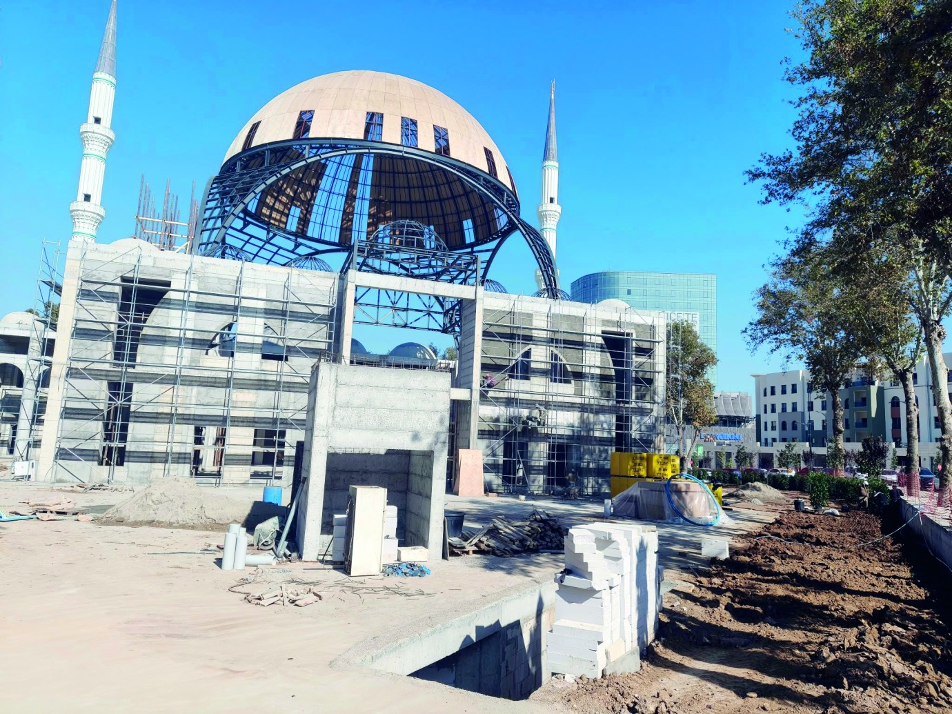 Söğütlü Hacı Bayram Camii’nde Kubbe Yükseldi, Peyzaj Başladı