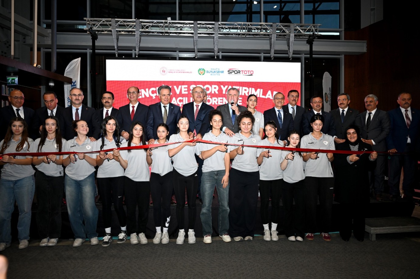 Şehir Kütüphanesi ile Gençlik ve spor tesislerinin açılışı gerçekleştirildi