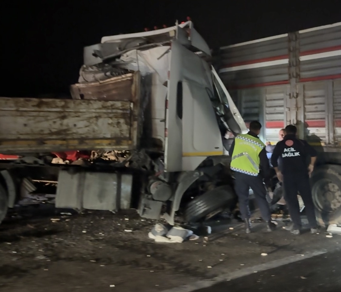 Malatya-Elazığ yolunda 3 TIR birbirine girdi: 1 ölü