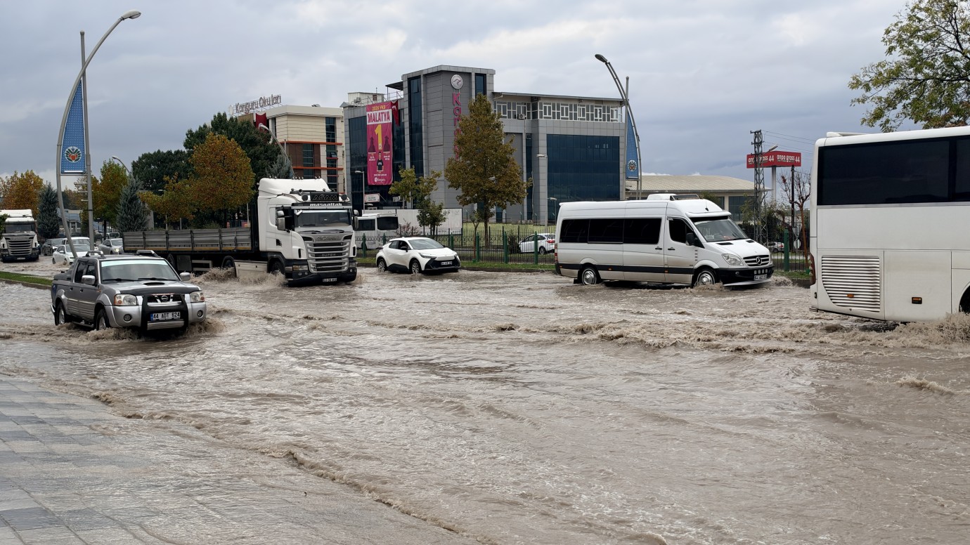 Malatya’da sağanak yağış hayatı olumsuz etkiledi