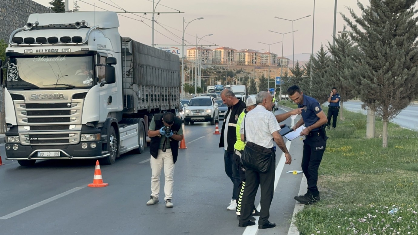 Yolun karşısına geçerken can verdi
