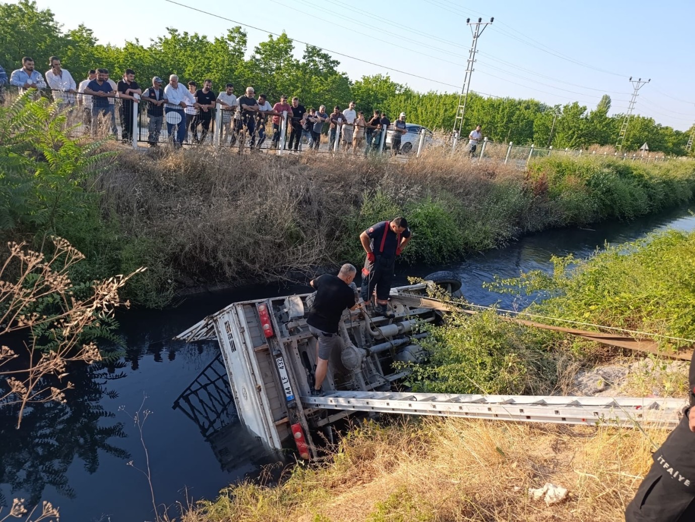 Kamyon sulama kanalına devrildi: 1 ölü
