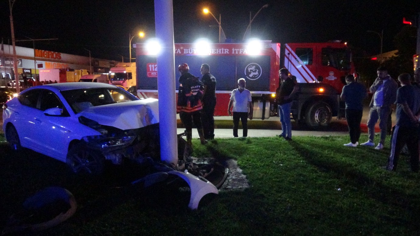 Malatya'da kaza yapan sürücü ambulanstan kaçtı