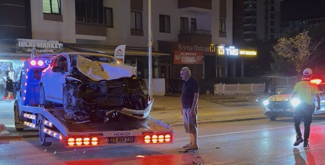 Yeşilyurt'ta pikap ile otomobil çarpıştı: 3 yaralı